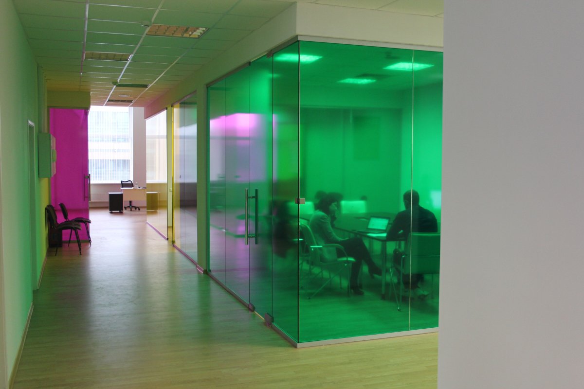 Стеклянная перегородка разноцветная