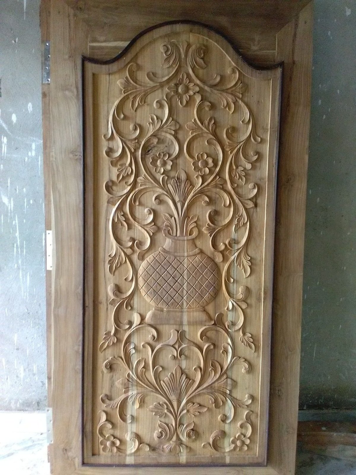 Двери резные деревянные