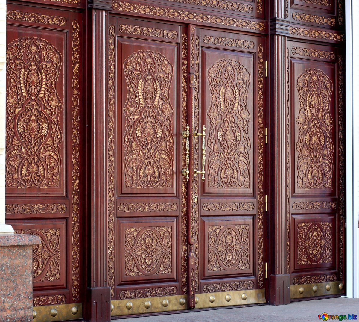 Резные двери из дерева