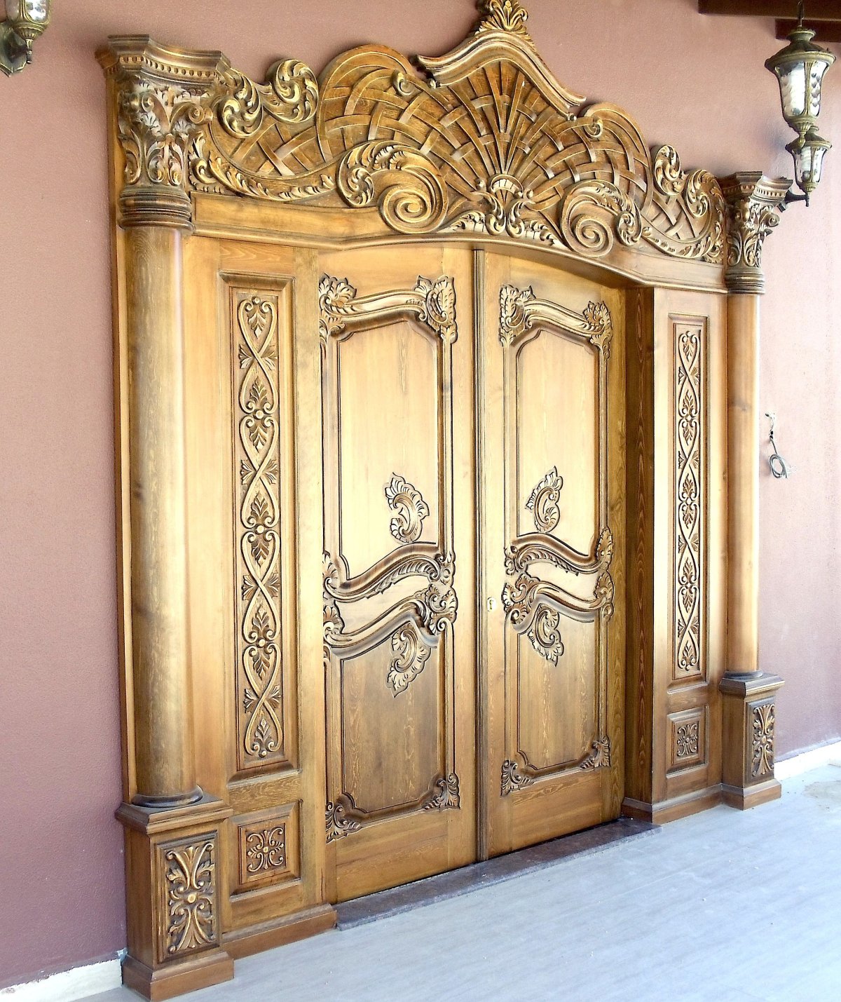 Резные двери