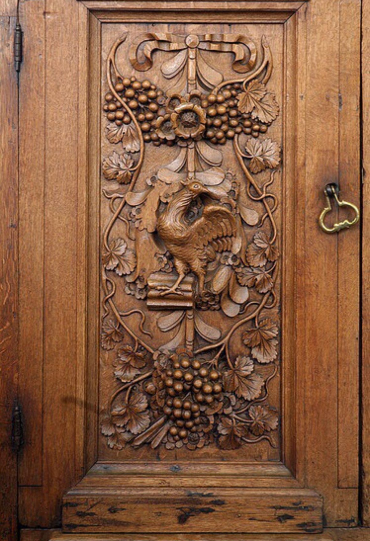 Двери резные деревянные