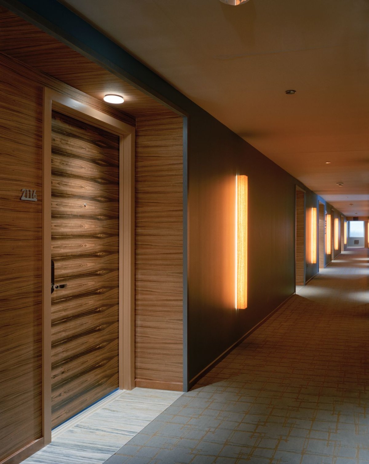 Коридор гостиницы с лифтом