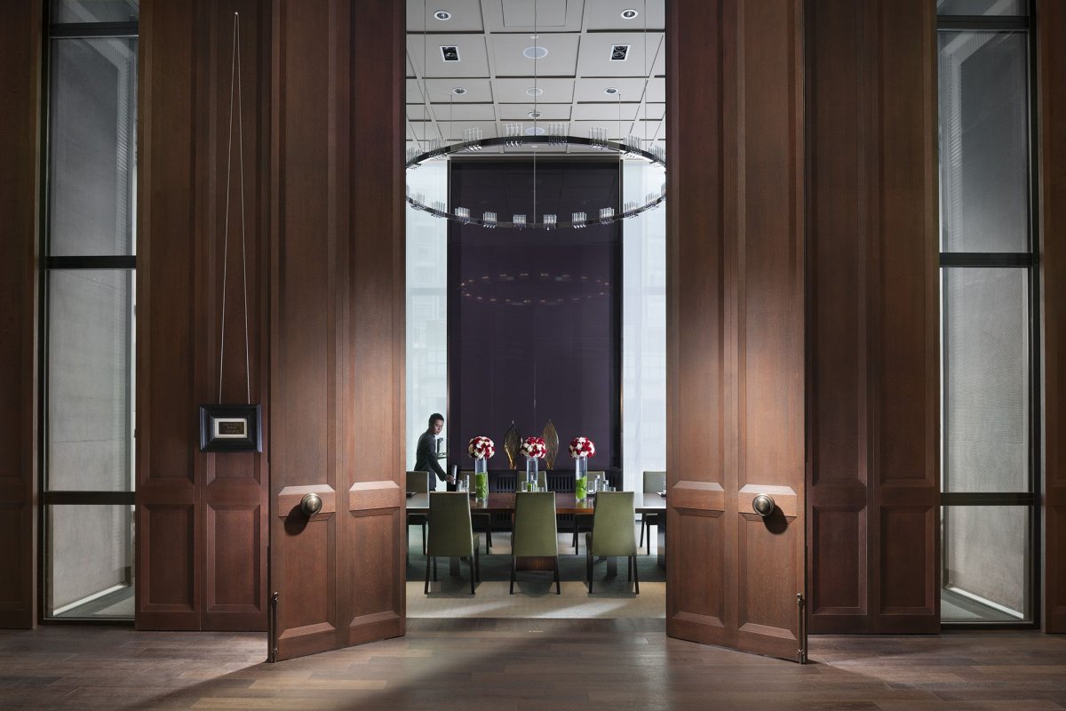 Дверь в интерьере отеля