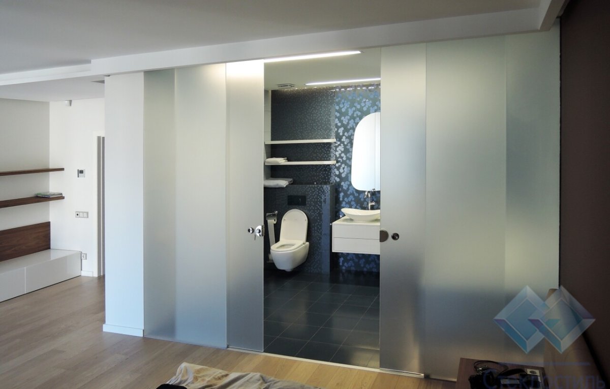 Цельностеклянные раздвижные перегородки