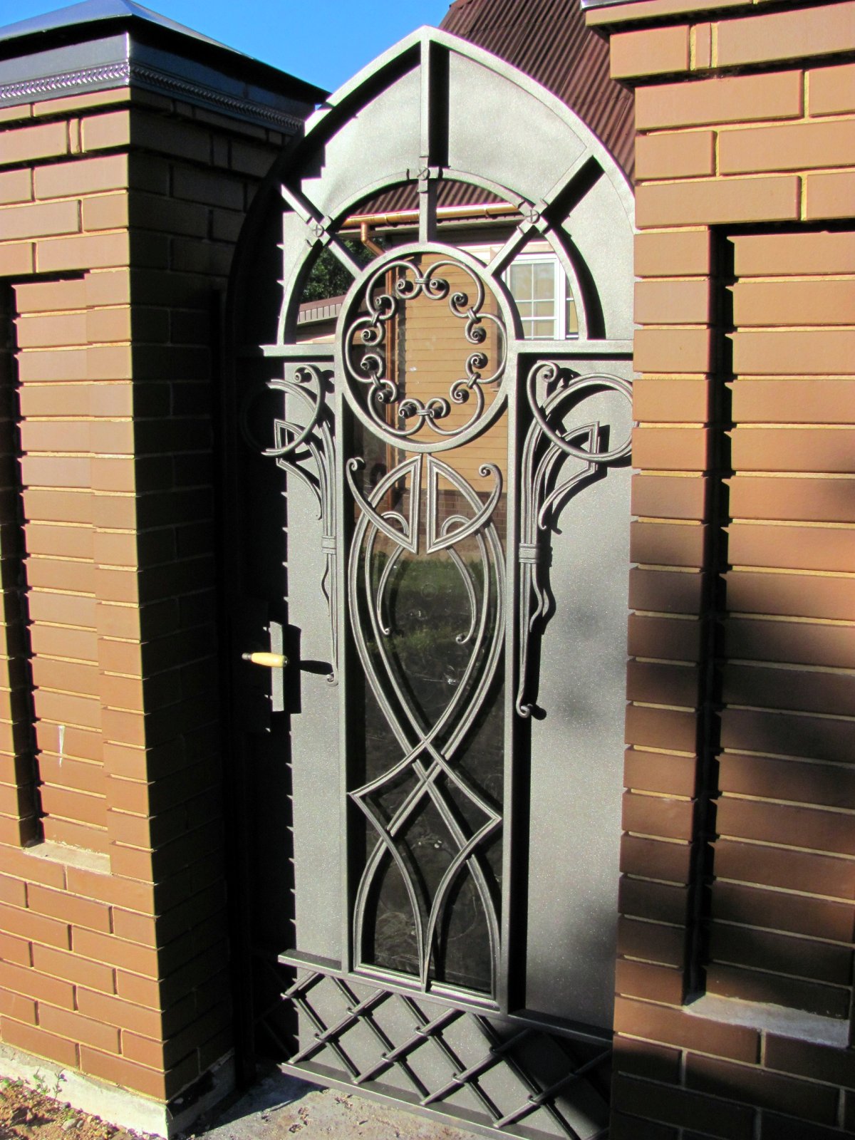 Готическая кованая калитка
