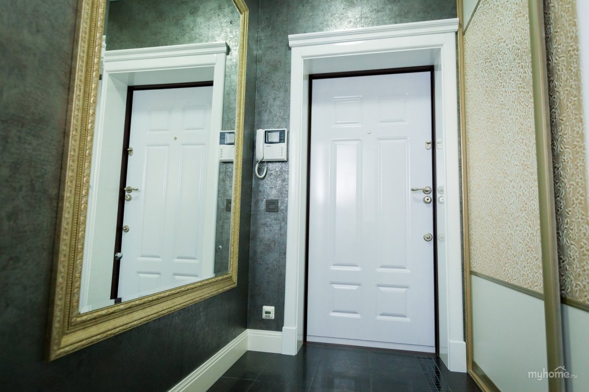 Входная дверь белая внутри