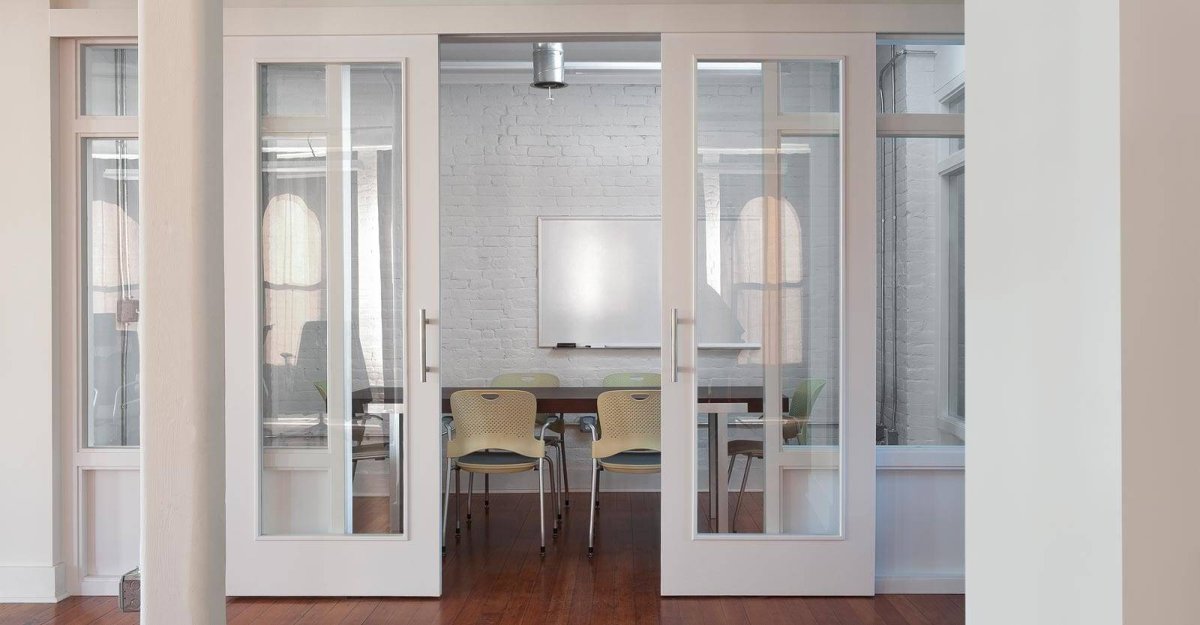 Двери стеклянные в кухню в проем
