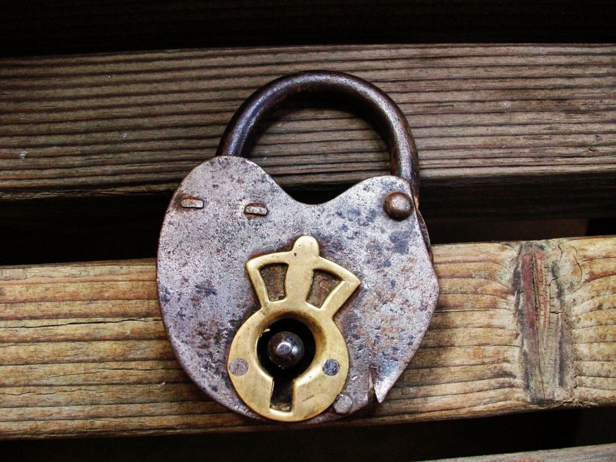 Старинные замки и ключи