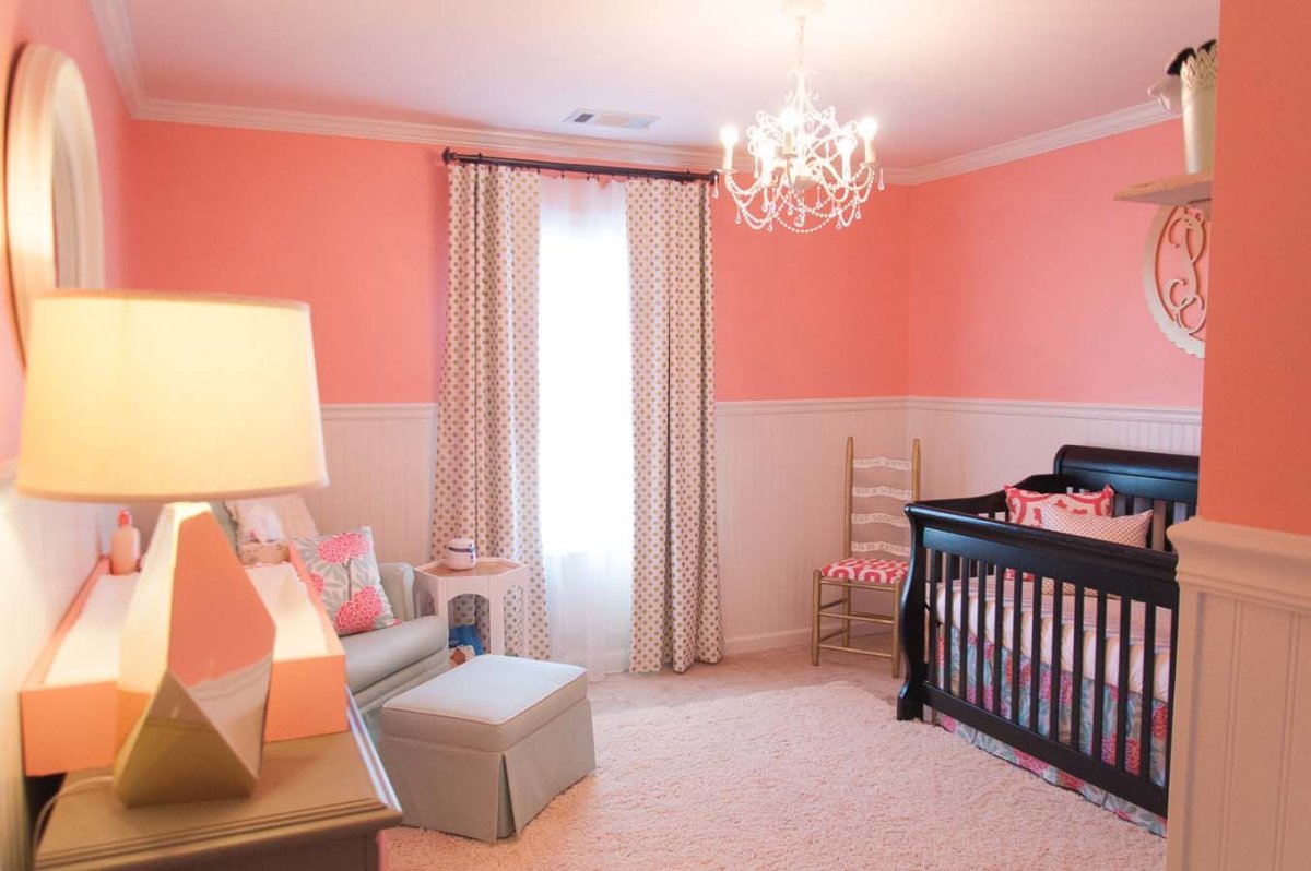 Коралловый цвет в интерьере спальни