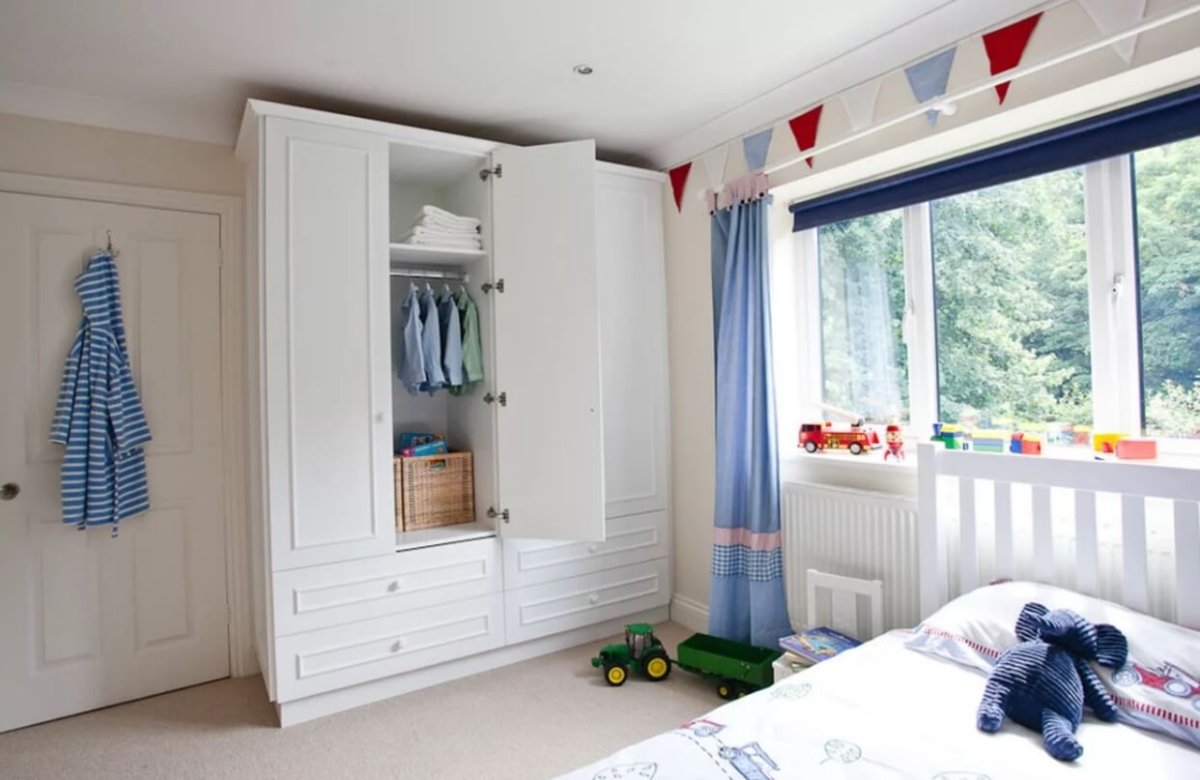 Встроенный шкаф в детскую комнату