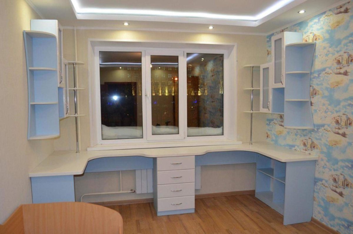 Письменный стол у окна в детской