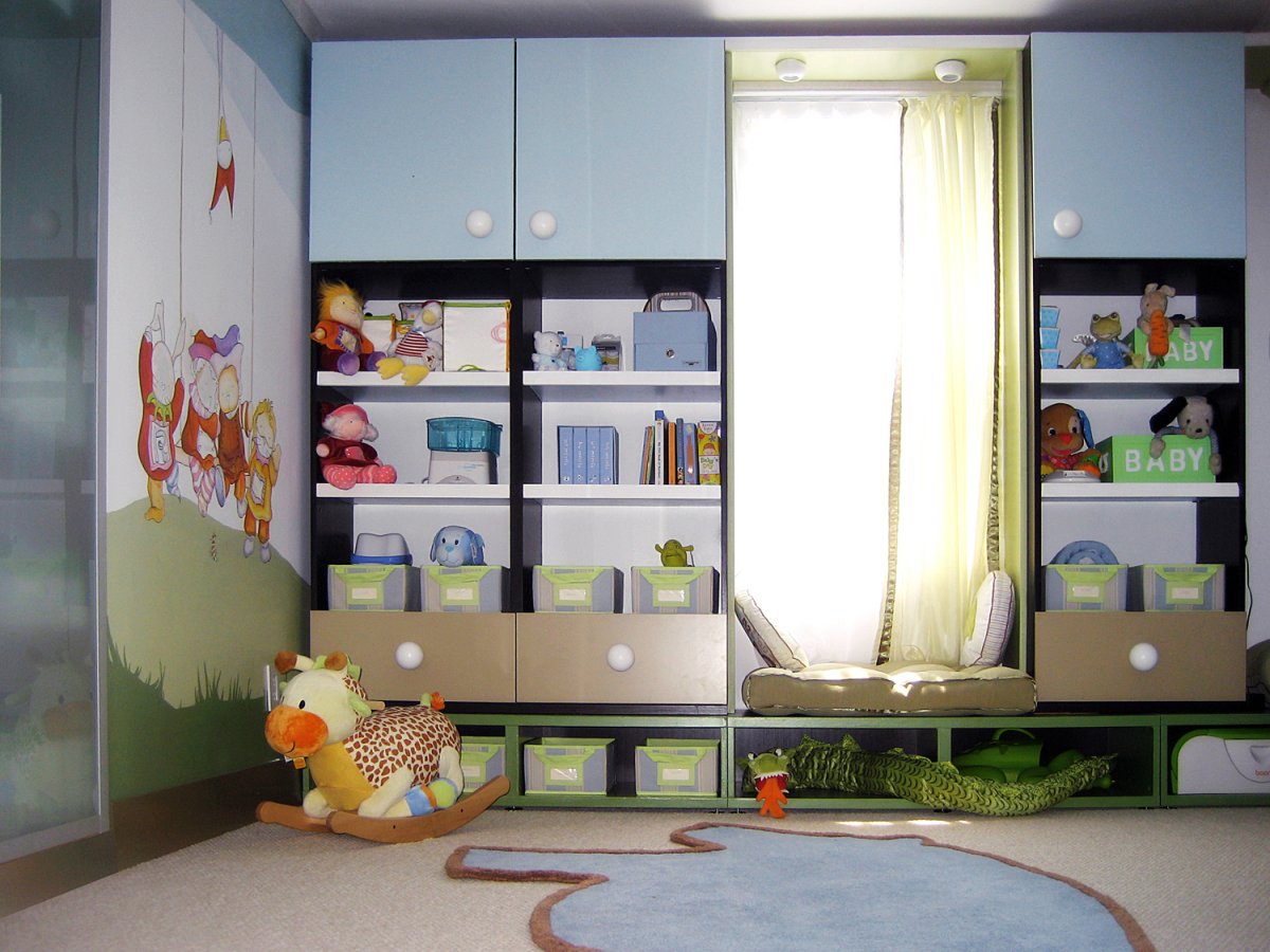 Шкаф вокруг окна в детской