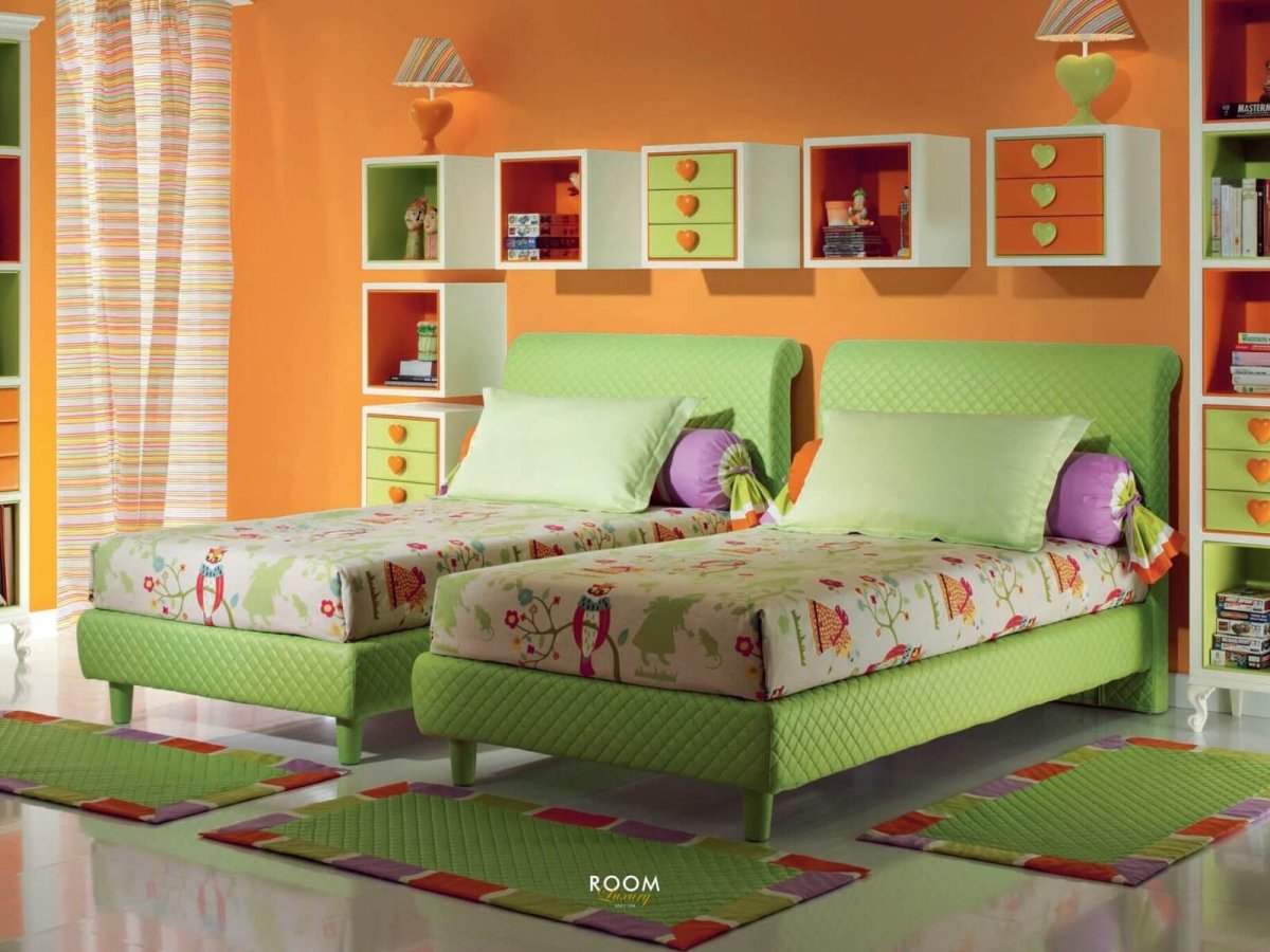 Детская мебель в оранжевом и салатовом цвете