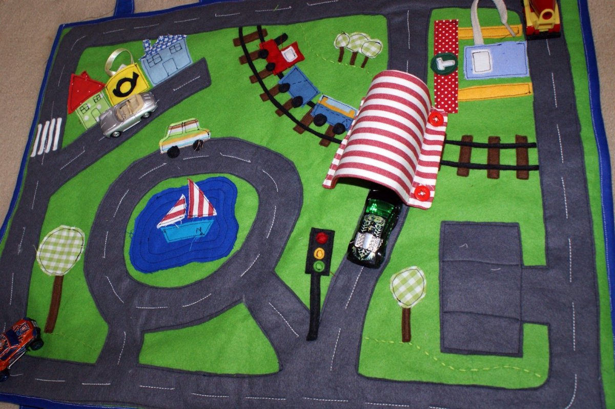 Детский коврик с дорогой для машинок своими руками