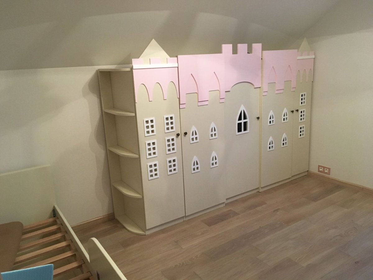 Шкаф в виде замка