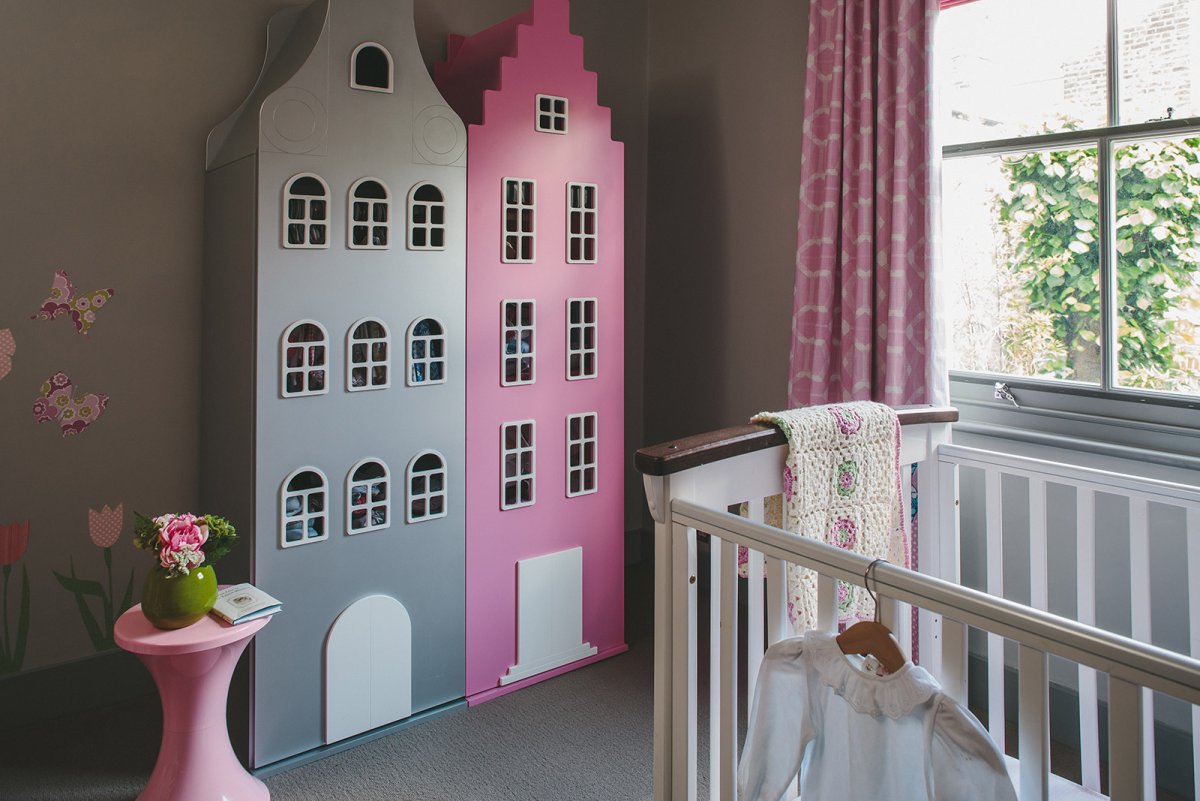Шкаф в виде домика в детскую