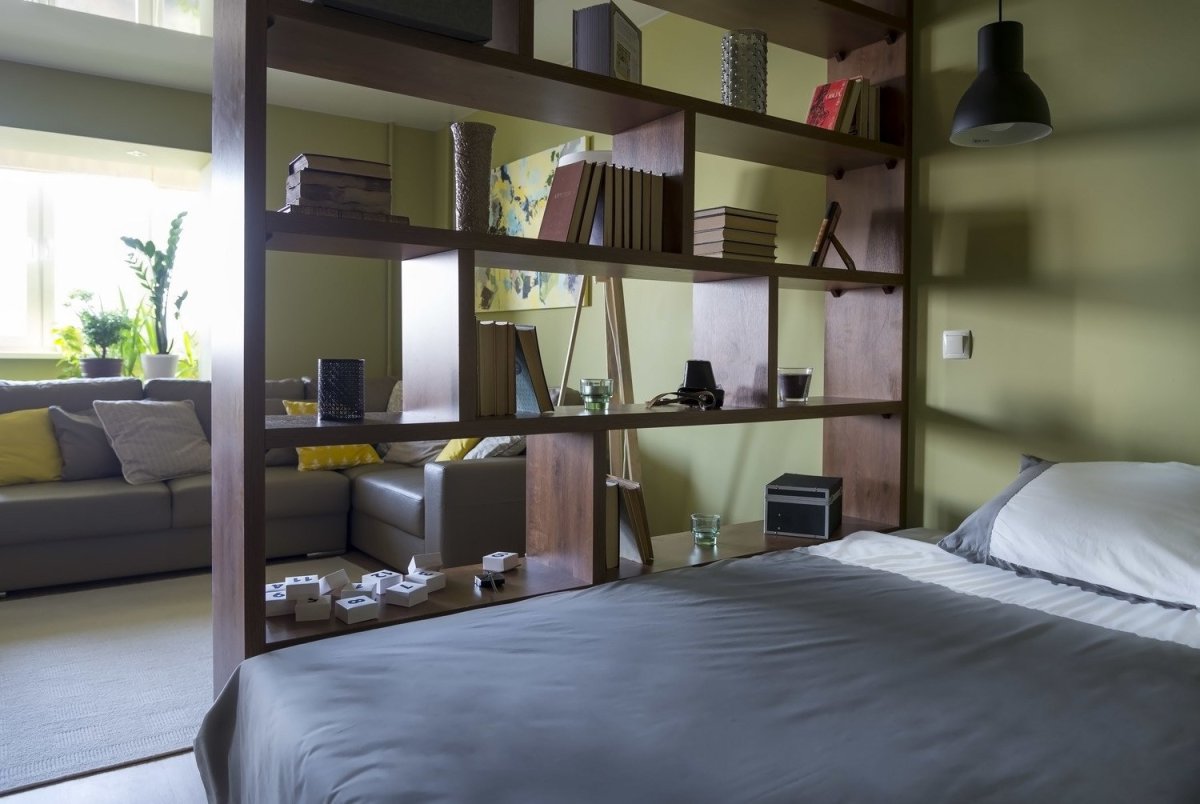 Стеллаж перегородка в спальне