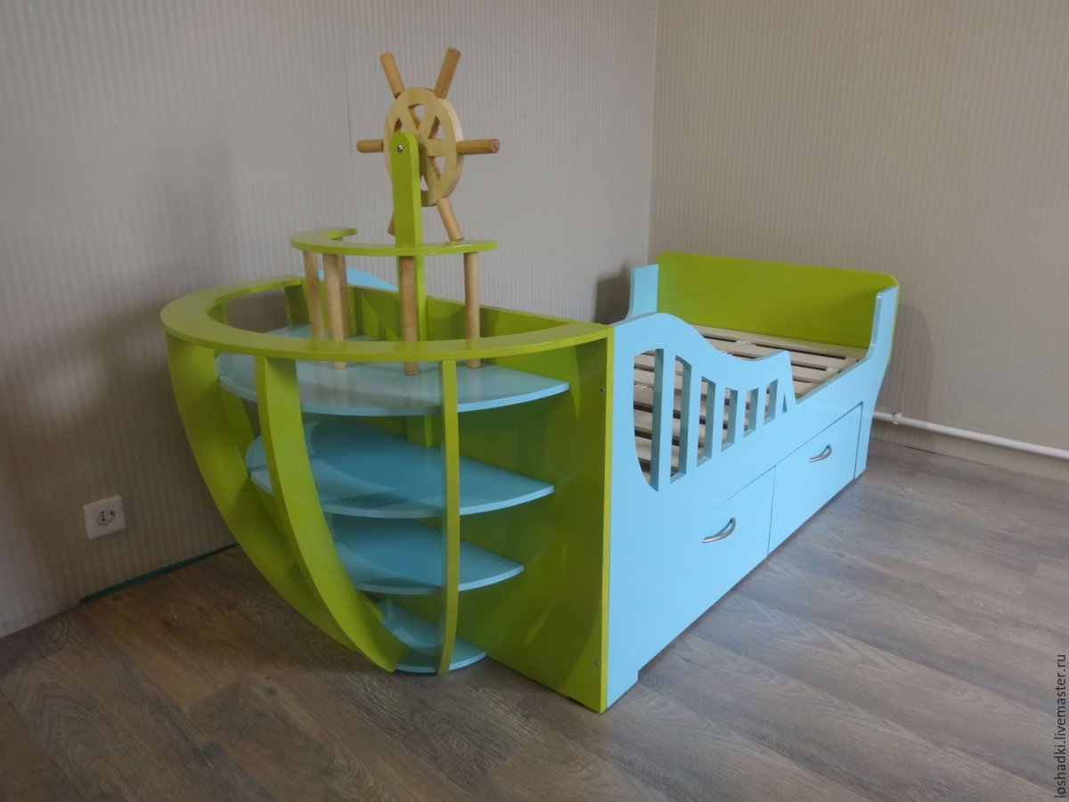 Кровать корабль из дерева