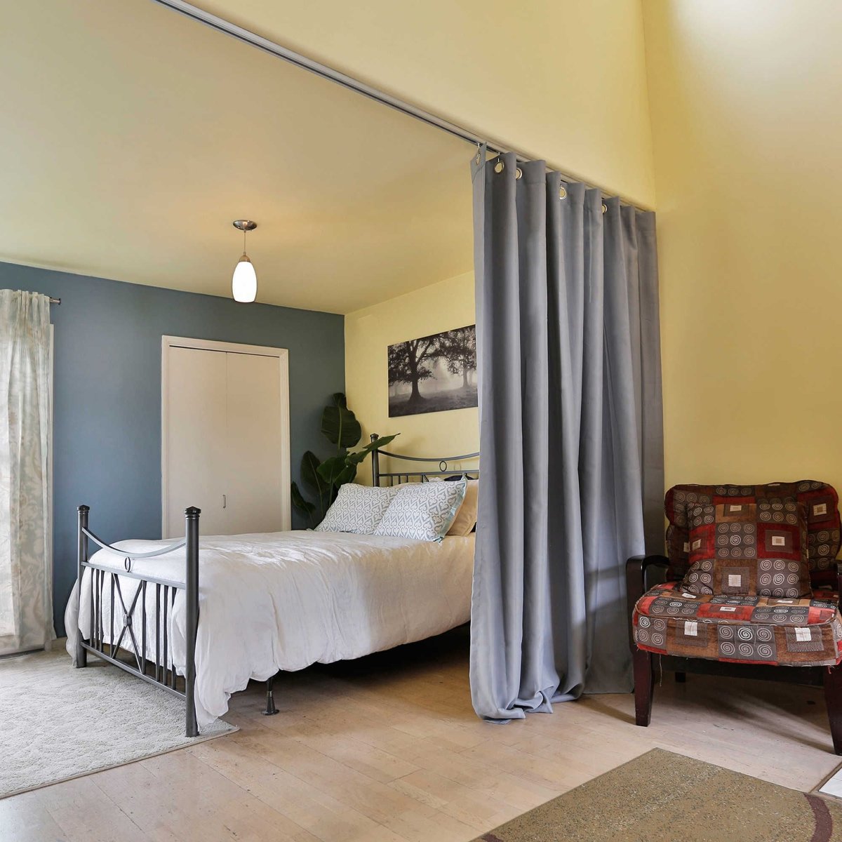 Зонирование комнаты шторами