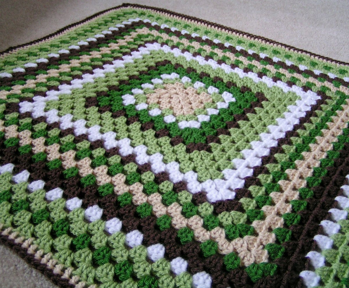 Вязаный коврик из квадратов