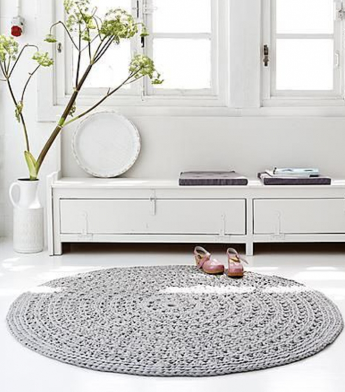 Круглые вязаные коврики в интерьере