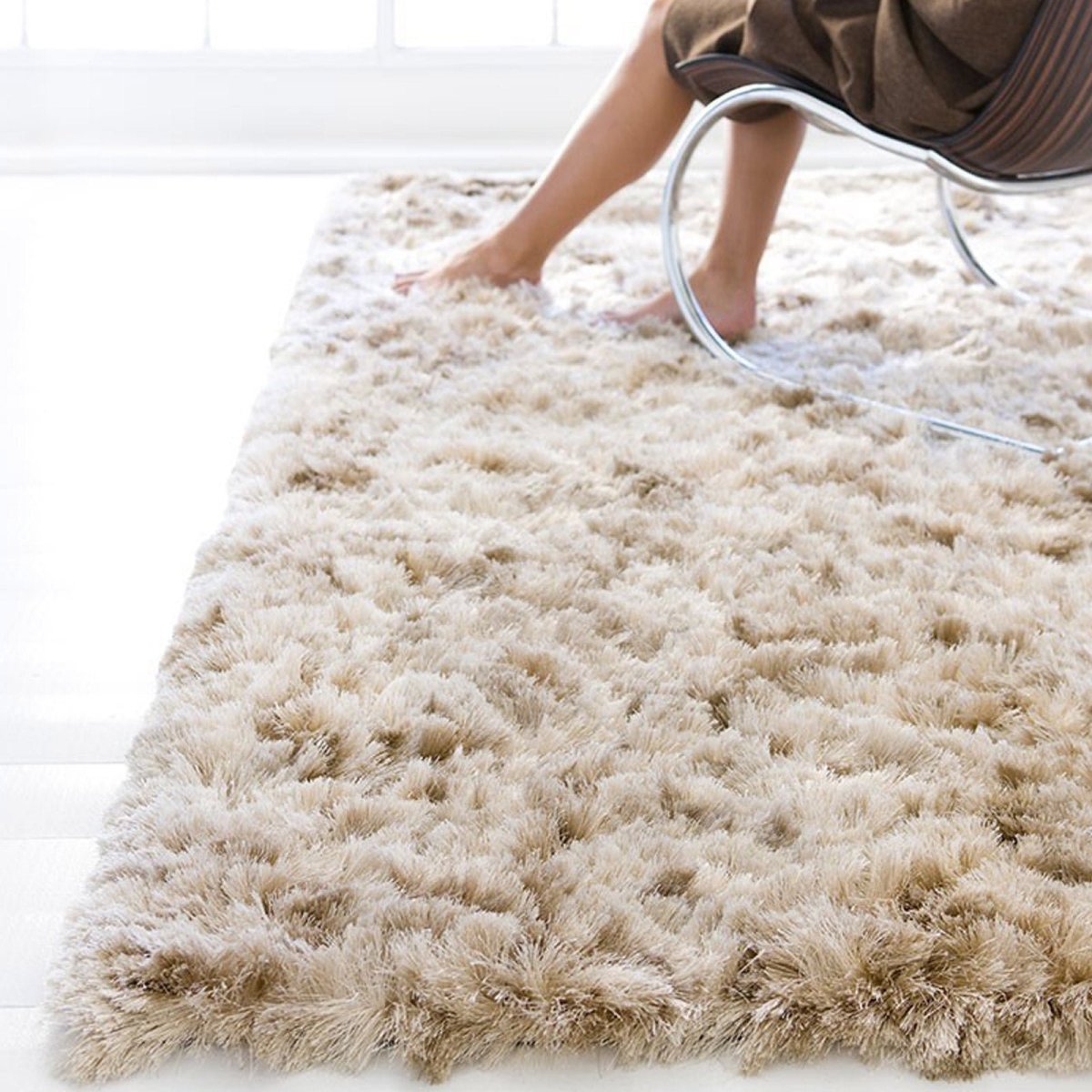 Девушка на ковре