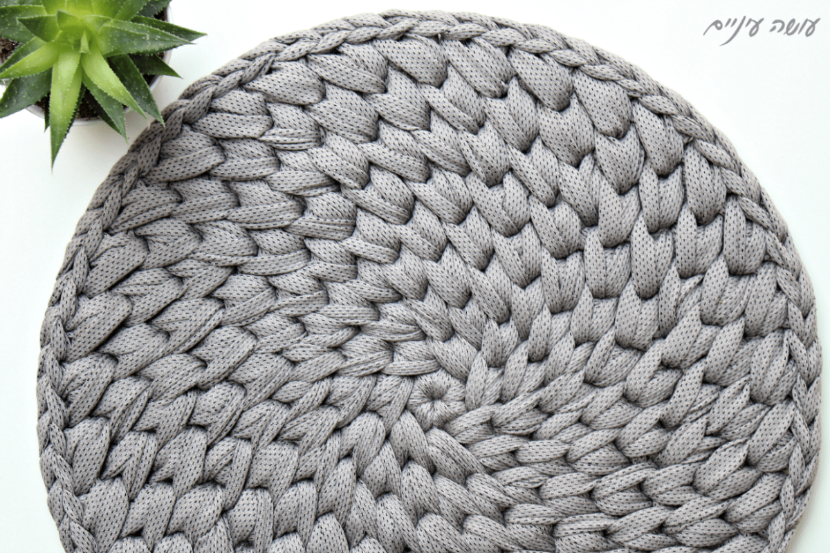 Коврик из трикотажной пряжи узорный