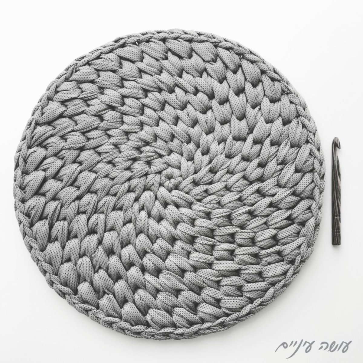 Круглый коврик косичками