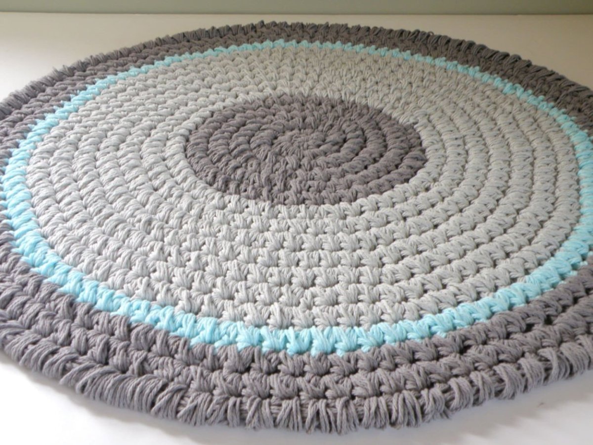 Круглый коврик вязаный косичкой