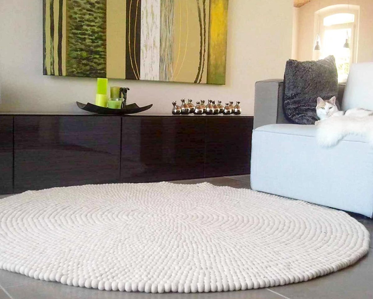 Круглый ковер минималистичный