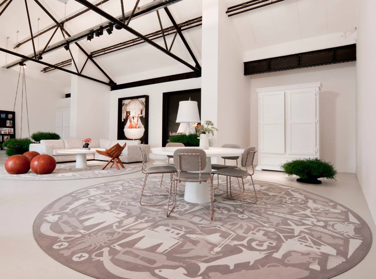 Круглый ковер в интерьере гостиной