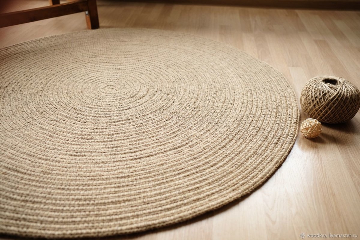 Круглый ковер из джута в интерьере