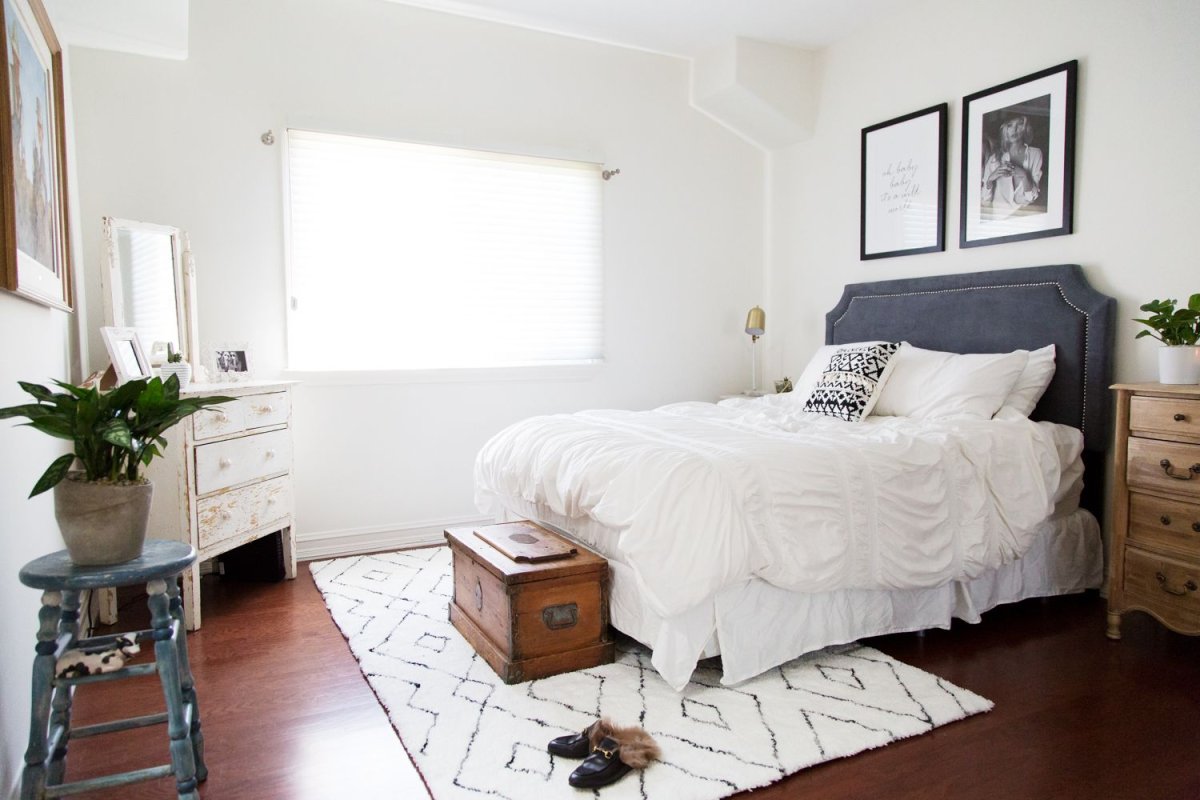 Белый ковер в белой комнате