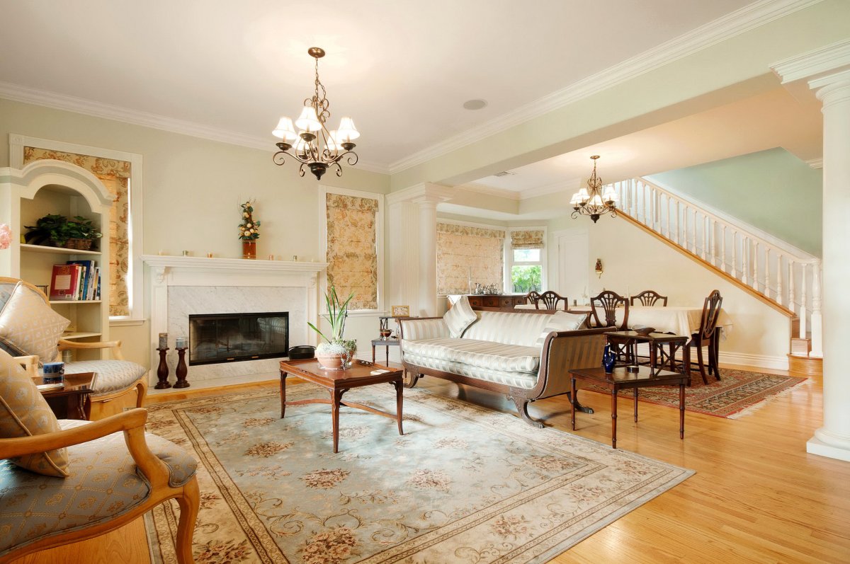 Ковры в классическом интерьере гостиной