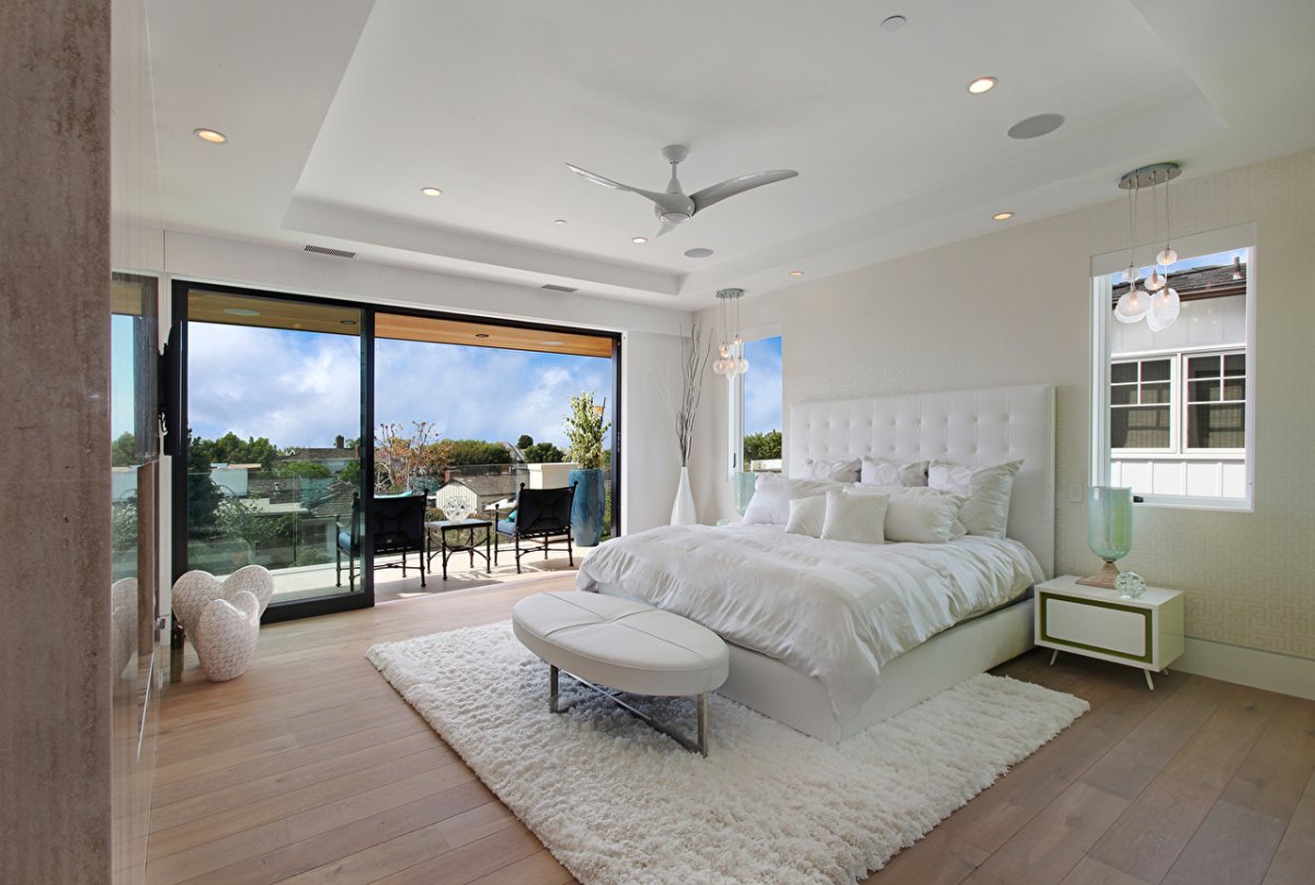 Спальня с балконом в доме