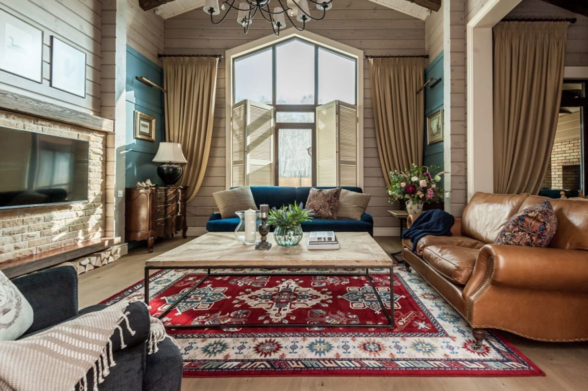 Ковер в интерьере деревянного дома