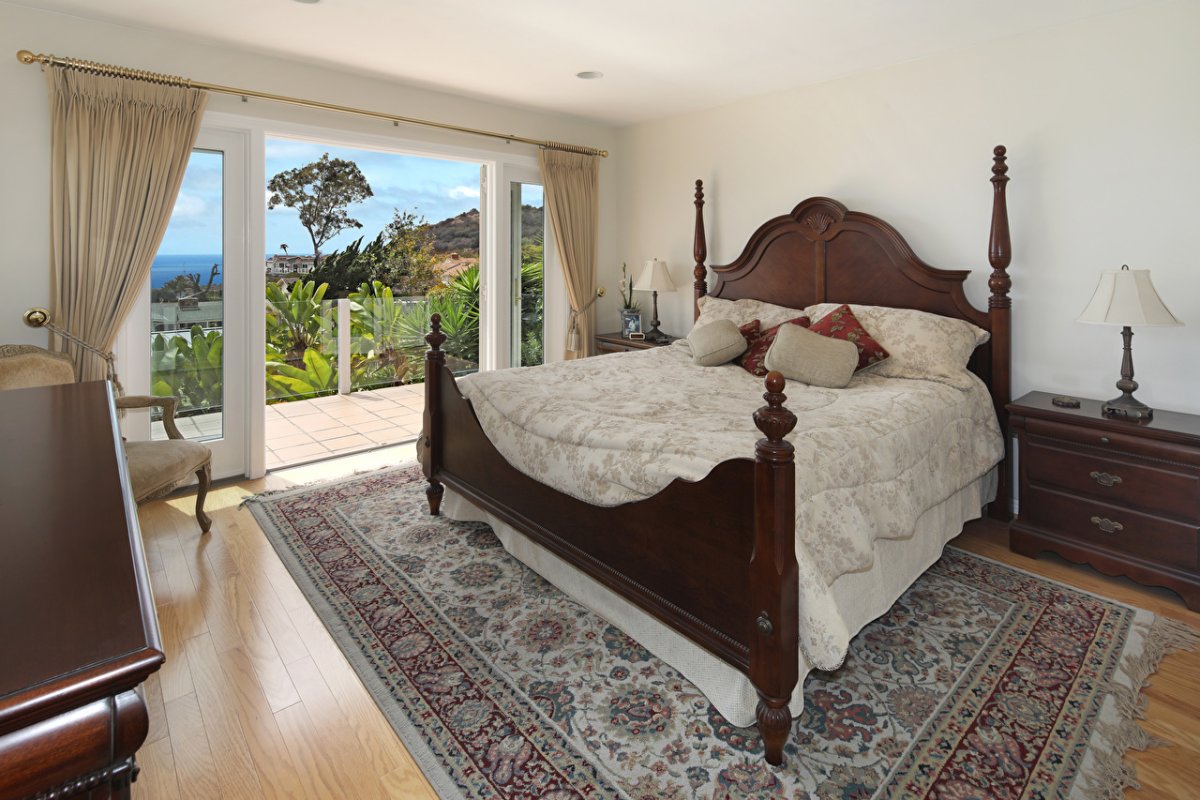 Ковер под кроватью в интерьере