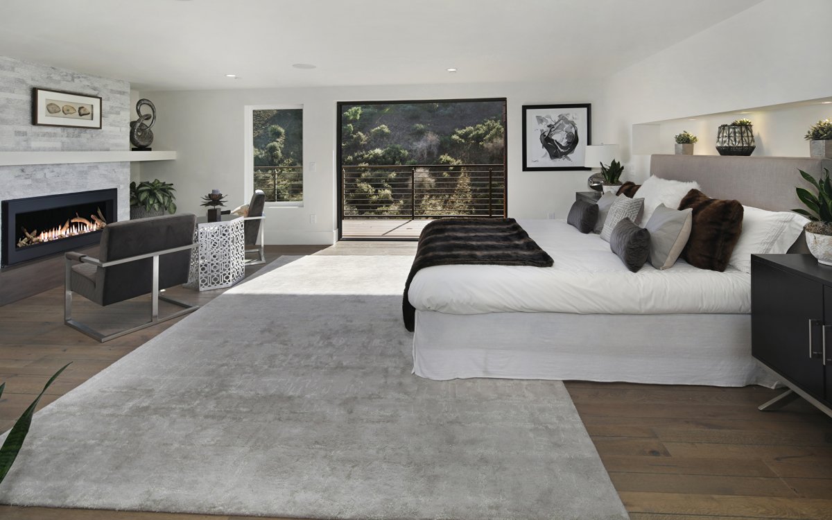 Ковер под кроватью в спальне