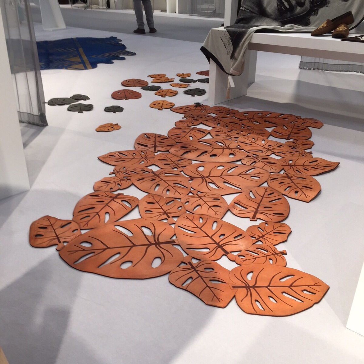 Коврик из кусков кожи