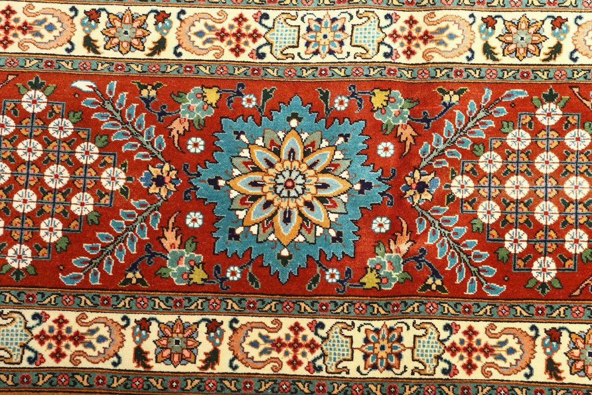 Арабская вязь на ковре