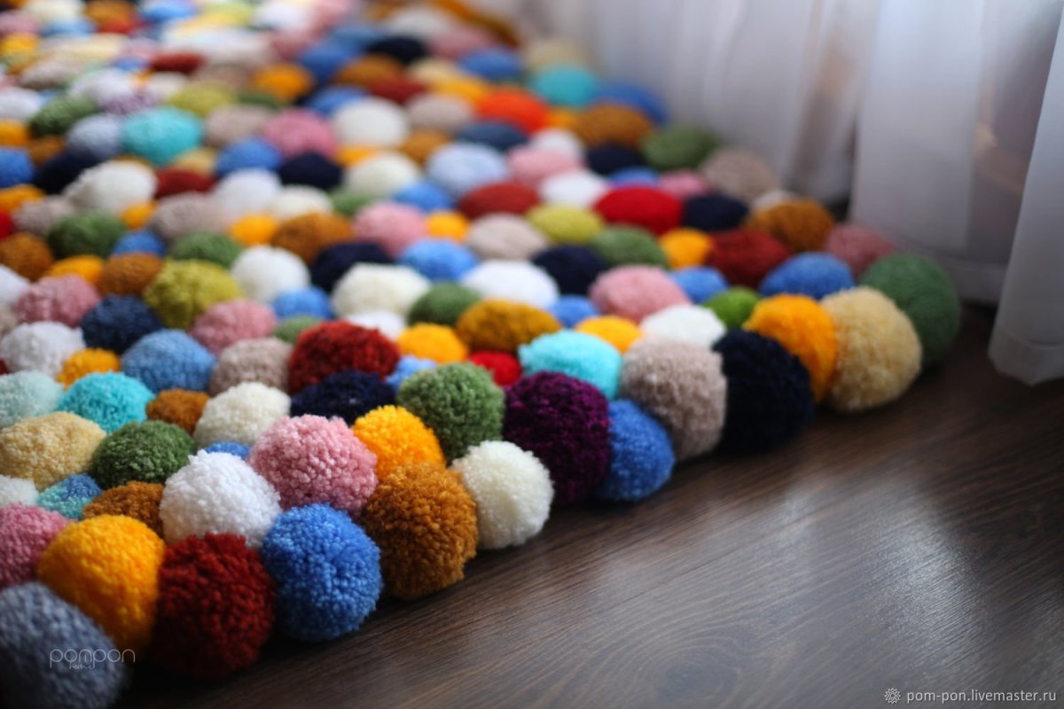 Ковер из помпонов