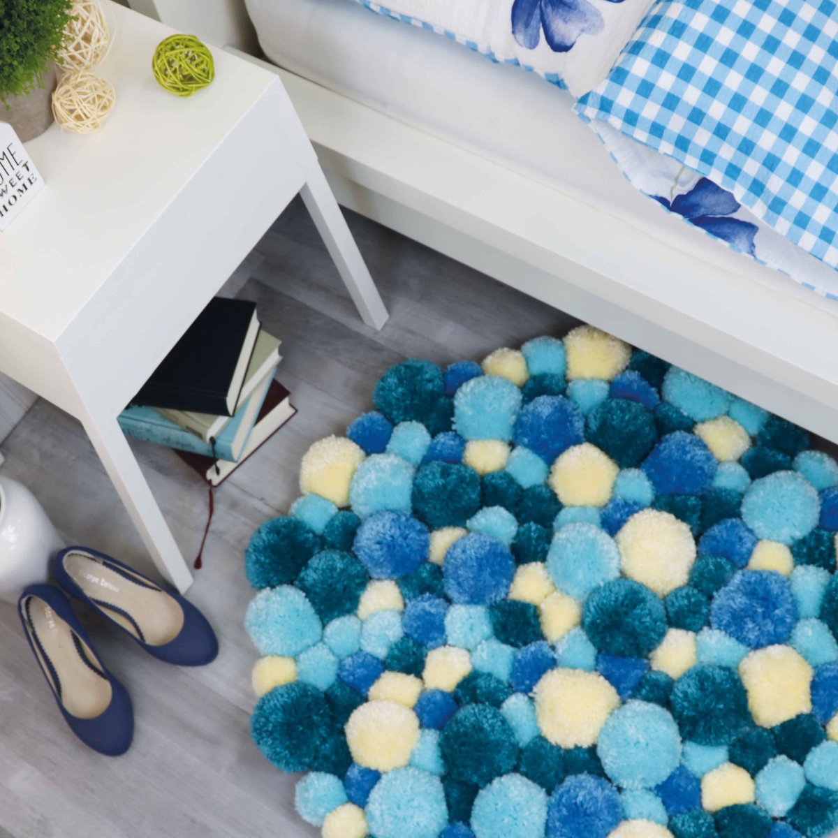 Ковер из помпонов