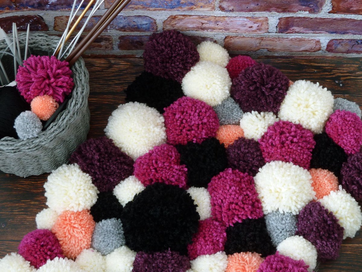 Коврик из меховых помпонов