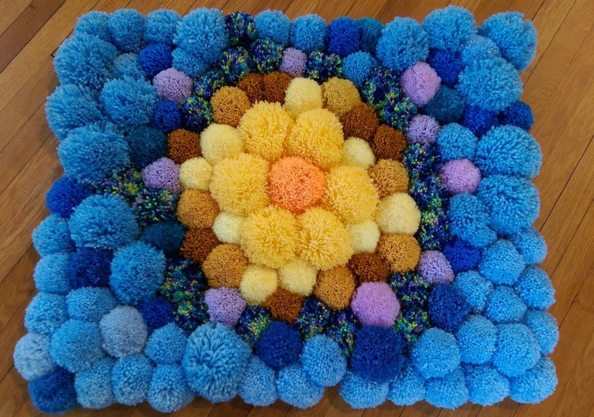 Вязаный коврик из помпонов