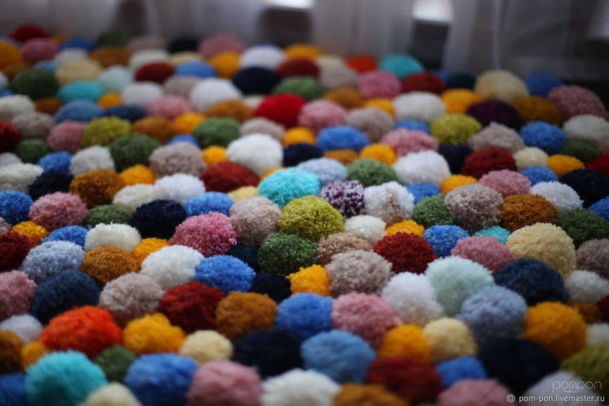 Коврик с помпонами