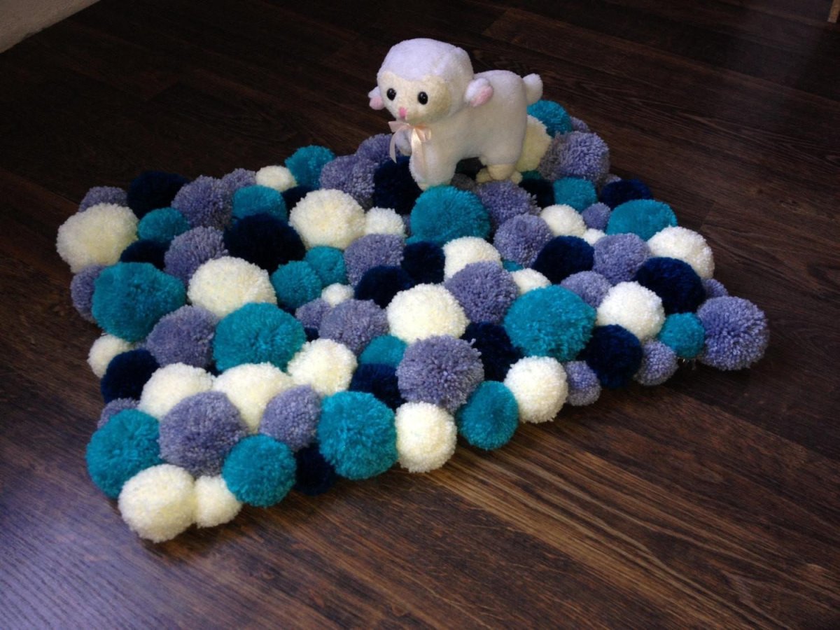 Ковер из помпонов