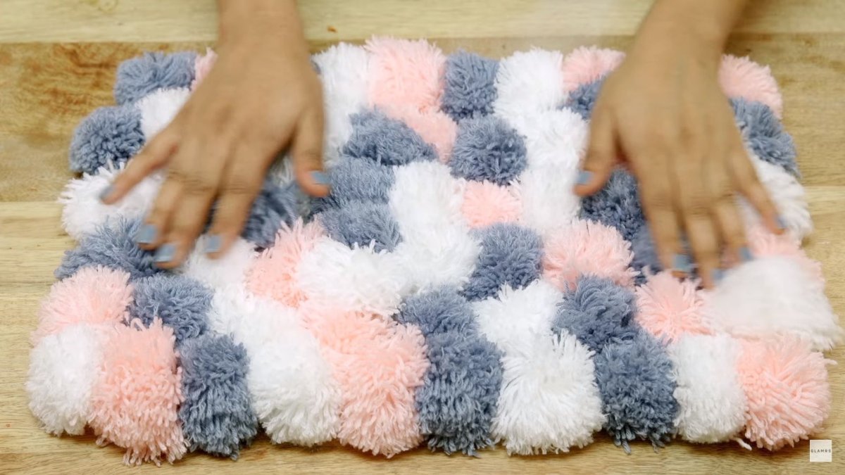 Коврик из помпонов Зайка