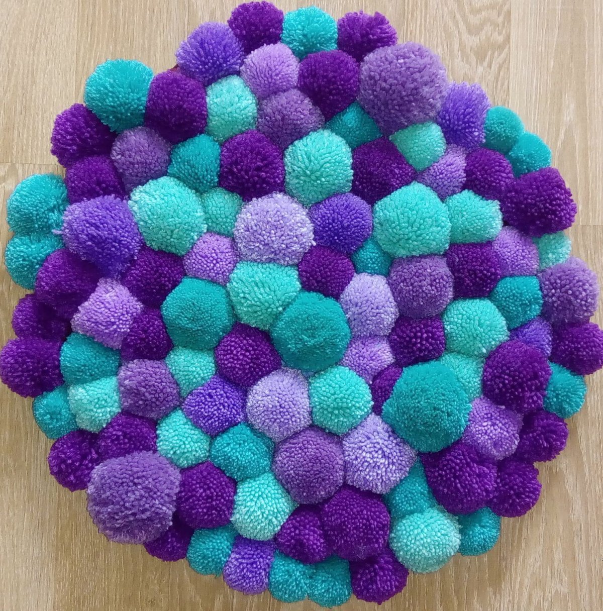 Коврик из помпончиков