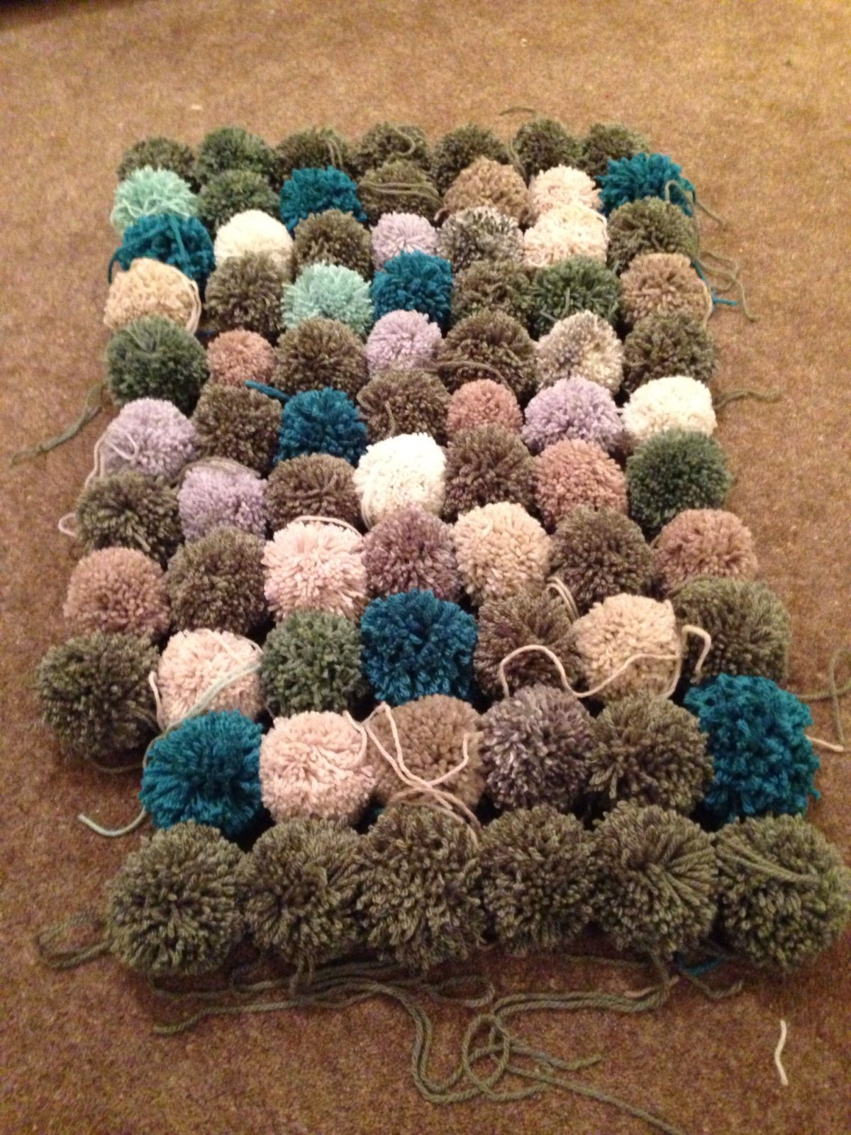 Помпоны из ниток для коврика