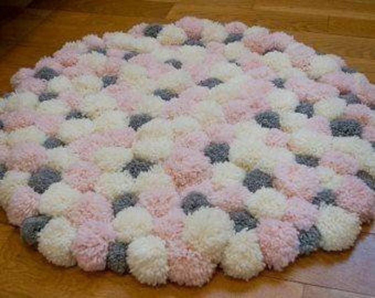 Коврик из белых и розовых помпонов